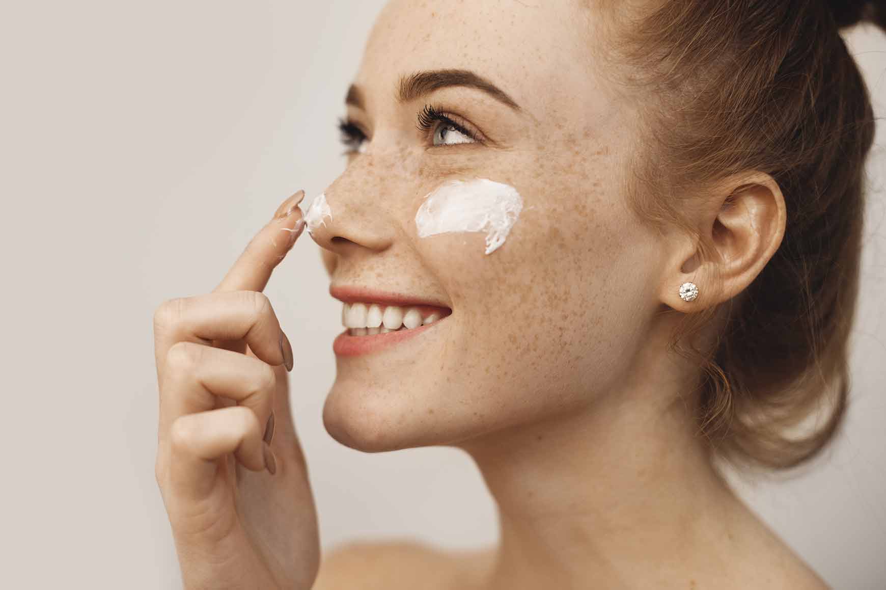 Hydroquinone cream lightens dark patches on various affected parts of your skin.